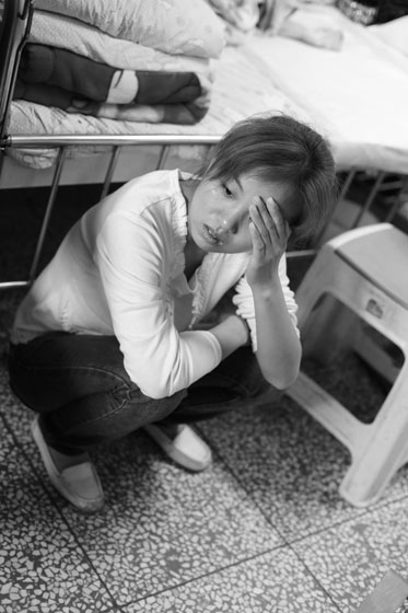 女兒熟睡之后，媽媽總會一個人想很多，女兒的病情、巨額的醫(yī)療費用時刻充斥著她的大腦，年輕的媽媽在這種情境下變得憔悴了很多，她不知道小彬嫻什么時候會好起來，帶著她穿梭在小公園里看著她稚嫩的笑。
