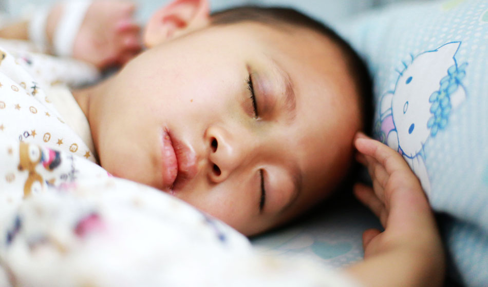 小彬嫻眼部、嘴部、脖子等出血點致使她無法吃硬東西，不小心劃破一下對她就是最大的損失，每個人都在保護著她，包括幼小的她自己。