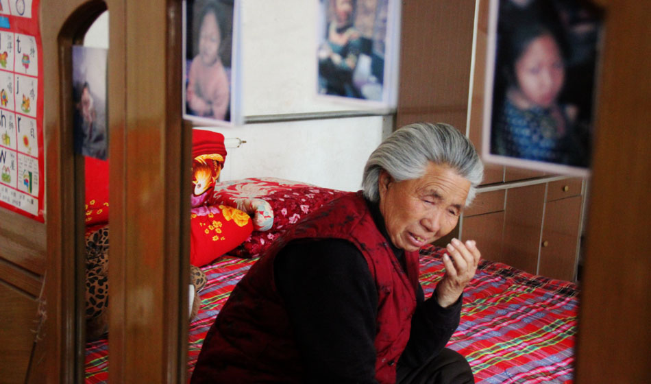 小彬嫻80歲的老奶奶每天在家祈禱小彬嫻早日回來。“老奶奶最親”這是小彬嫻對“誰最親”這個問題最多的回答，小彬嫻和老奶奶就像是一對好朋友，兩個人在一起總是歡聲笑語。而現(xiàn)在，老奶奶每天看著鏡子前的小彬嫻的照片就會淚流滿面。