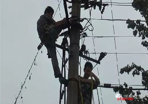 8月8日下午，邯臨路與高鐵橋交匯處北行200米燕莊村一名電工被困在電線桿上，急需救援。接到報(bào)警的邯鄲消防華澤路中隊(duì)立即趕赴現(xiàn)場(chǎng)，消防官兵到達(dá)現(xiàn)場(chǎng)后，經(jīng)了解得知，該男子是一名電工，在電線桿上作業(yè)時(shí)不慎被電擊傷，意識(shí)清醒，但其右腿和右臂無(wú)法用力，導(dǎo)致無(wú)法從電線桿上下來(lái)。消防官兵經(jīng)過(guò)半個(gè)小時(shí)的緊張營(yíng)救，最終將被困男子成功救下，并由現(xiàn)場(chǎng)120醫(yī)務(wù)人員送往醫(yī)院進(jìn)行救治。