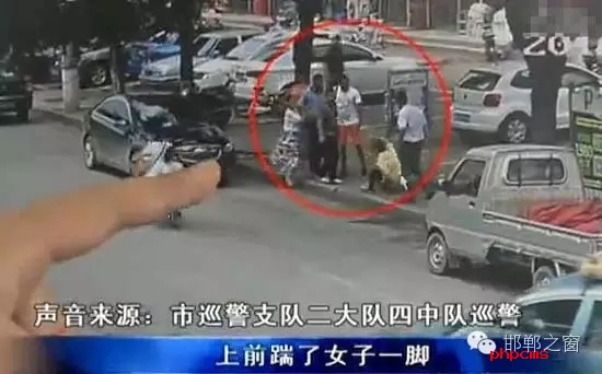 8月5日，市巡警支隊(duì)二大隊(duì)四中隊(duì)巡警在水廠路上巡邏時(shí)，突然一名神色慌張的男子攔下了警車，男子向巡警說(shuō)他的愛(ài)人被打了。巡警立即查看情況，發(fā)現(xiàn)一名約30歲的女子手捂腹部倒在便道上，巡警立即撥打了110和120。經(jīng)了解得知，受傷女子于某某已懷有兩個(gè)月身孕，于某某的丈夫與男子有經(jīng)濟(jì)糾紛，當(dāng)天男子找于某某的丈夫要錢，結(jié)果起了爭(zhēng)執(zhí)。巡警從醫(yī)院了解到于某某不幸流產(chǎn)。