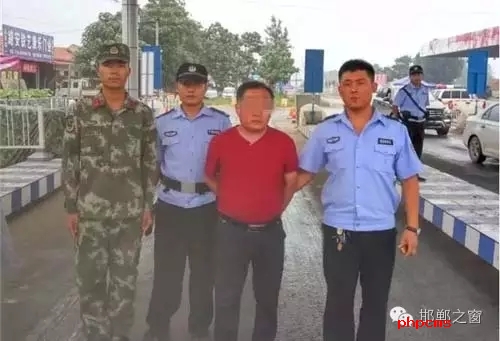 8月8日13時(shí)許，邯鄲大名李茂堤警務(wù)站民警，在一輛南樂(lè)開(kāi)往龍王廟的公共汽車上，查獲一名無(wú)身份證男子。該男子自稱是龍王廟鎮(zhèn)人，在民警詢問(wèn)下又改口稱是孫甘店鄉(xiāng)人，閃爍其詞、神色慌張。經(jīng)調(diào)查該男子叫朱某。于7月7日，在大名縣人民法院判決的一起民間借貸糾紛案中，犯罪嫌疑人朱某拒不履行法院判決。7月13日，大名縣公安局依法將該朱上網(wǎng)追逃。