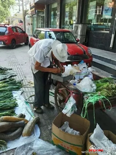 網(wǎng)友爆料：八十三歲，本該在家頤養(yǎng)天年，然而在光明大街水院路口卻有一位爺爺在酷暑烈日當(dāng)下賣(mài)菜和葡萄，如果有住在附近的小伙伴們，如果你正好想買(mǎi)菜，買(mǎi)葡萄，不妨去看看。