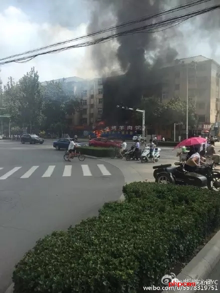 網(wǎng)友爆料：8月11日，邯鄲中華南大街和學(xué)院北路交叉口東南角，一飯店起火，消防官兵接警后緊急救援，目前起火原因不明。大家一定要注意用電用煤氣安全。