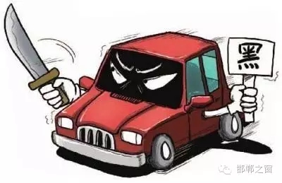 8月3日上午，公交分局接群眾報(bào)警稱(chēng)，在汽車(chē)西站搭乘一輛白色奧拓(黑出租車(chē))時(shí)，被該車(chē)司機(jī)持刀搶劫2600元。公交分局迅速組織警力現(xiàn)場(chǎng)勘查、走訪調(diào)查、調(diào)取天網(wǎng)監(jiān)控視頻、尋找嫌疑人蹤跡，經(jīng)大量工作，于次日凌晨6時(shí)許，辦案民警在復(fù)興區(qū)大乘寺附近發(fā)現(xiàn)嫌疑人的活動(dòng)蹤跡。經(jīng)縝密布控，辦案民警在火車(chē)站一舉將犯罪嫌疑人張某某抓獲，犯罪嫌疑人張某某對(duì)持刀搶劫乘客的犯罪事實(shí)供認(rèn)不諱。