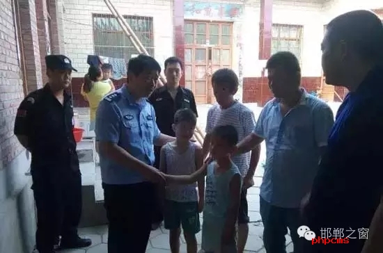 8月11日上午，邯鄲館陶縣公安局指揮中心接到報(bào)警，柴堡鎮(zhèn)劉村李某因欠柴堡鎮(zhèn)武張屯村李某某錢款，李某某將李某的兩個(gè)兒子（一個(gè)10歲，一個(gè)8歲）拘禁。民警迅速趕到現(xiàn)場(chǎng)，發(fā)現(xiàn)李某家街門被反鎖，民警登上盤梯與嫌疑人談話，穩(wěn)定其情緒，做其思想工作，當(dāng)日下午17時(shí)20分許，兩個(gè)小男孩被成功解救。