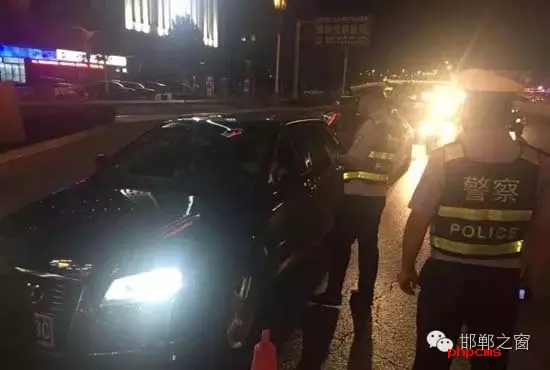 為保證奧運(yùn)期間有一個(gè)良好的道路交通環(huán)境，針對(duì)疲勞駕駛、酒后駕駛等違法行為，邯鄲交警六大隊(duì)組織開展集中整治酒駕、醉駕專項(xiàng)行動(dòng)。8月10日，交警六大隊(duì)出動(dòng)警力130余名，出動(dòng)警車15輛，設(shè)置執(zhí)勤卡點(diǎn)17處，從20時(shí)起至23時(shí)，在大隊(duì)轄區(qū)內(nèi)查獲了18個(gè)“酒鬼”以及涉牌涉證違法行為21起。當(dāng)晚，在中華大街水廠路口，有一輛車為了逃避檢查，還試圖倒車逃跑。