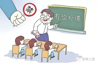 8月10日，記者接到家長(zhǎng)舉報(bào)，稱邯鄲市七色光水文小學(xué)未開學(xué)，卻接到了學(xué)校補(bǔ)課通知。記者聯(lián)系了校方，該校負(fù)責(zé)人表示將立即停止補(bǔ)課，并將收取的費(fèi)用退還家長(zhǎng)。