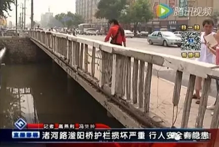 最近住在渚河路滏陽(yáng)橋附近的居民們反映，說(shuō)滏陽(yáng)橋護(hù)欄破損嚴(yán)重，每次從橋上通過(guò)時(shí)，都提心吊膽，附近居民為了安全，用繩子簡(jiǎn)單的進(jìn)行圍擋。