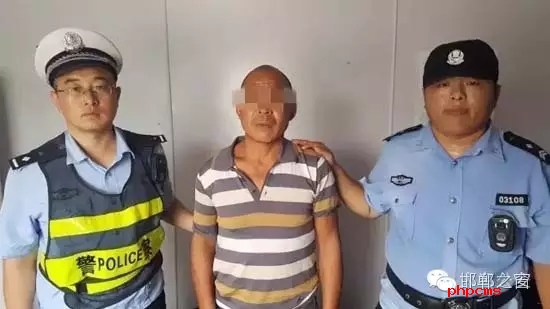 8月12日9時許，邯鄲大名鋪上高速口檢查站執(zhí)勤民警在對一輛由魏縣開往北京客車進行安檢時，發(fā)現(xiàn)一名網(wǎng)上逃犯。經(jīng)核查，該男子為王某平，系涉嫌濫伐林木網(wǎng)上逃犯。該王于今年3月份在未有辦理《林木采伐許可證》的情況下，亂砍濫伐林木97棵。
