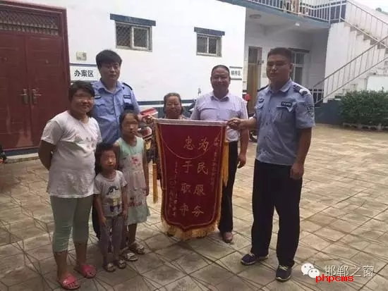 8月份，雞澤縣局店上派出所在開展入戶訪查工作中了解到，2011年，浮東三村村民孟某與外地女子唐某（云南省昭通市人）結(jié)婚，戶口沒有遷移，因是二婚，妻子唐某帶有的三個孩子也跟隨孟某生活，三個孩子均沒有戶口。不幸的是，其妻子唐某在2015年年底因車禍死亡，三個孩子無法取得醫(yī)學(xué)證明，就一直未能申報戶口。民警在獲悉此情況后，主動上門對這3個無戶口孩子進行入戶調(diào)查，經(jīng)過一周的緊張工作，雞澤縣局店上派出所會同縣局戶政股為這3個孩子解決了戶口問題，最終將3個孩子的戶口頁交到孟某手中。