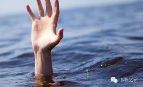 8月11日下午4點左右，邯鄲臨漳縣油房村村主任程艮生像往常一樣在自己負責(zé)的區(qū)域巡查，在快要接近漳河時，程艮生發(fā)現(xiàn)不遠處有兩個人在水里撲騰。程艮生用盡全力將兩人救上岸?！皟蓚€孩子才十八九歲，正值大好年華?！被貞浧甬敃r情形，程艮生依然心有余悸。