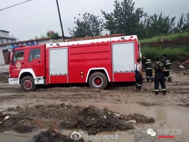 網(wǎng)友爆料：邯鄲武安永峰路康二城鎮(zhèn)南新莊路段，修路把以前路基挖了不修了，都倆個月了， 今天消防車急需救火陷如泥中出不來， 責(zé)任誰來擔(dān)？ 