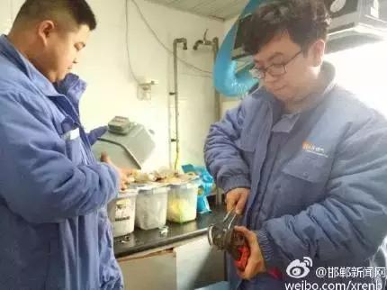 2月28日，邯鄲華潤燃氣公司工作人員對我市叢臺花園，滏新家園等燃氣用戶進行安檢，截止目前，該公司已入戶安檢21938戶，發(fā)現(xiàn)隱患并整改1564戶。根據(jù)相關規(guī)定，燃氣經(jīng)營企業(yè)每兩年需對所管轄范圍內(nèi)的燃氣用戶進行一次入戶安全檢查工作，其目的是查找安全隱患，確保用戶安全用氣。