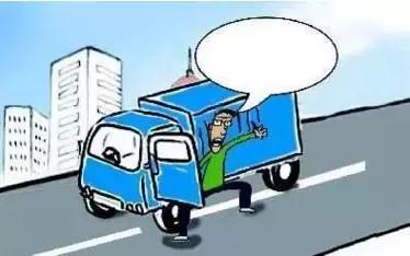 2月27日凌晨，邯鄲市一名男子套用其表哥A2駕駛證信息駕駛大貨車進入市區(qū)，沒成想因為嘴角的一顆痣被交警看出破綻，不僅被公安機關依法行政拘留了15天，而且被罰款1500元。在事實面前，駕駛?cè)瞬坏貌怀姓J自己無證，試圖用表哥的駕駛證蒙混過關。